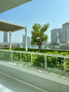 迪拜Wonderful Reva Aparthotel Downtown的阳台享有树木的景致。
