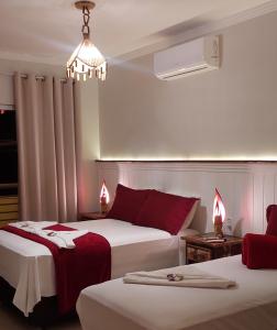纳韦甘蒂斯NAVEGA HOUSE的酒店客房设有两张床和吊灯。