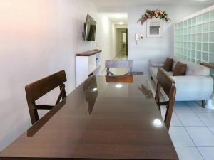 乌鲁阿潘San Felipe Apartament的客厅配有桌子和沙发