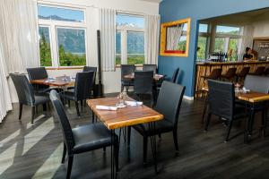 帕尔默Alaska Glacier Lodge的用餐室设有桌椅和窗户。