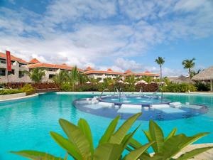 蓬塔卡纳Garden Suites by Meliá - All inclusive的度假村前的大型游泳池