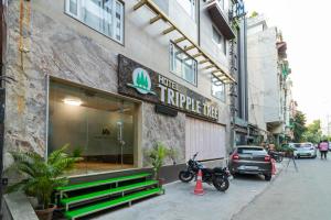 新德里Hotel Tripple Tree - Karol Bagh的停在三百叠车前的摩托车