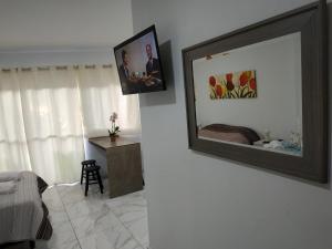 伊瓜苏港Tres Fronteras Apart 1的挂在卧室墙上的镜子