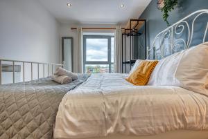 德比Cute 2 bed flat in the heart of Derby By 20Property Stays Short Lets & Serviced Accommodation的一间卧室设有一张大床和一个窗户。