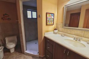 圣地亚哥Suite Granada 131 Gran Pacifica Resort的一间带水槽、卫生间和淋浴的浴室