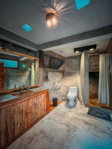 圣马科斯拉拉古纳Lush Atitlán的一间带卫生间和水槽的浴室