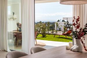 马贝拉Exclusive New Apartment within Santa Clara and Marbella Golf & Country Club的一间享有客厅景致的用餐室