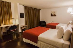 安托法加斯塔马里纳酒店的酒店客房配有两张床和一张书桌