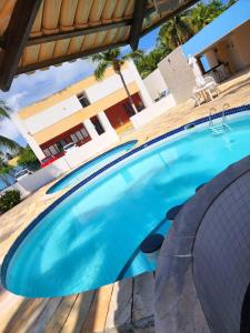 萨尔瓦多Apartamento único na praia do Farol de Itapuã的度假村的游泳池,大型蓝色泳池