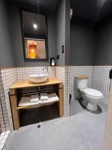 库斯科Casa Tunki的一间带水槽和卫生间的浴室