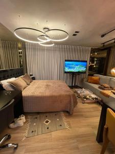 里约热内卢Flat Moderno e decorado Lapa-RJ的一间卧室配有一张床和一台平面电视
