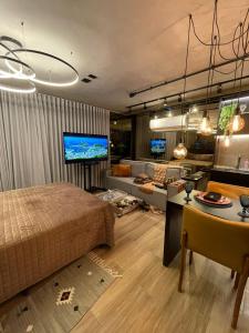 里约热内卢Flat Moderno e decorado Lapa-RJ的一间卧室设有一张床和一间客厅。