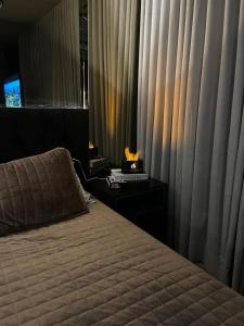 里约热内卢Flat Moderno e decorado Lapa-RJ的一间卧室配有床和带窗帘的窗户
