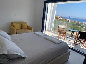 VathíSouvala /Aegina. Excellent location Luxury villa.的一间卧室设有一张床和一个美景阳台