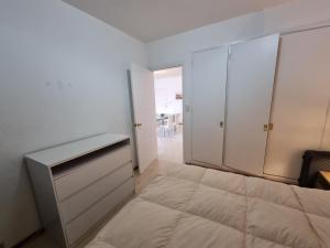 埃斯特角城SANTOS DUMONT的一间卧室配有一张床、梳妆台和衣柜。