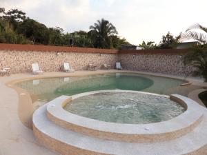 里韦拉Villa Jardines de la Monarca的度假村内的大型游泳池