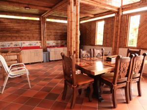 里韦拉Villa Jardines de la Monarca的一间带木桌和椅子的用餐室