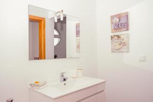 Relógio do PoisoNamastê House I的白色的浴室设有水槽和镜子