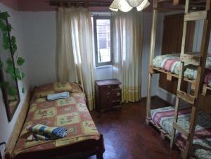 卢汉德库约HOSTEL ATG的一间卧室设有两张双层床和一扇窗户。