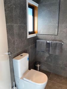 圣海伦斯锚轮汽车旅馆的浴室设有白色的卫生间和镜子
