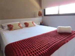 马塞约Elegante quarto e sala Sky Concept 418 Novissímo的一张白色的大床,上面有红毯