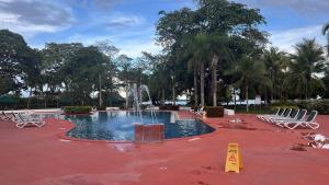 里奥阿托Costa Blanca Villas Lopez的公园内一个带喷泉的游泳池
