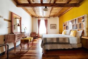 基多Old Town Quito Suites, Heritage Boutique Hotel, Where Every Detail Tells a Story的一间卧室设有一张大床和木制天花板