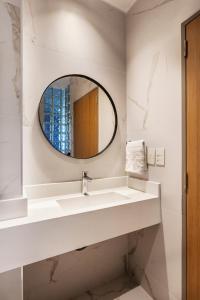 布宜诺斯艾利斯Live Soho Boutique & Apartments Palermo Soho的一间带水槽和镜子的浴室
