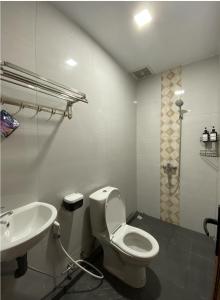 名古屋CN Homestay B2 Floor 2 at Nagoya Hill Mall的浴室配有白色卫生间和盥洗盆。