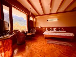 马拉里Valley of Gods, Vashisht Manali的一间卧室设有一张床和一个大窗户