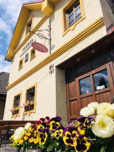 特伦钦Maria Penzion & Restaurant的建筑前的一大束鲜花