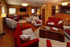 萨奥兹-杜尔克斯毕安卡内芙酒店的客厅配有红色和白色的家具,客厅