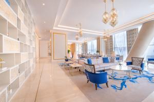 多哈Shaza Doha的客厅配有蓝色椅子和沙发