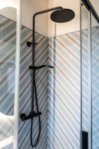塞代拉Casa Rural San Andrés de Teixido的浴室设有蓝色和白色条纹淋浴。