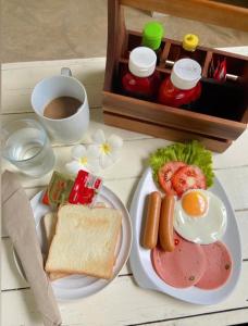 格兰岛Chalianglom Resort Kohlarn的餐桌,早餐盘和咖啡