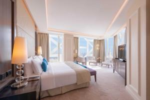 多哈Shaza Doha的酒店客房设有一张床和一个大窗户
