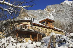 沙托鲁美丽田园住宿加早餐旅馆的山中小木屋,地面上积雪