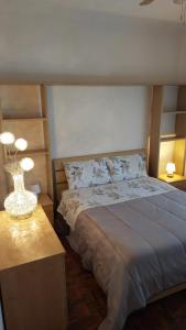 San GiacomoDa Romano的一间卧室配有一张床和一张带两盏灯的桌子。