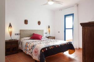 拉斯内格拉斯La Rosada 9的一间卧室配有一张红色枕头的床