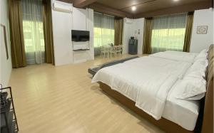 名古屋CN Homestay C3 Floor 3 at Nagoya Hill Mall的卧室配有一张白色大床和一台平面电视。