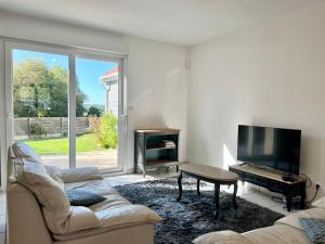 AudembertCOC - Villa Les Embruns的带沙发和平面电视的客厅