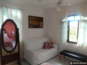 里约热内卢Hostel Vista do Mar的客厅配有白色沙发和镜子
