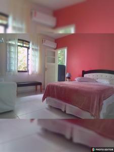 里约热内卢Hostel Vista do Mar的一间卧室配有一张红色墙壁的床