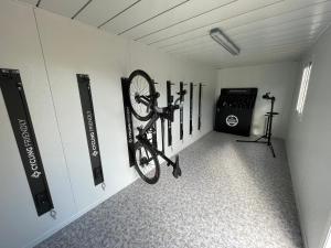 阿瑞安妮S'Hort Can Capità的挂在墙上的自行车房间