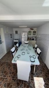 GreciCasa Caraua的厨房配有桌椅和冰箱。