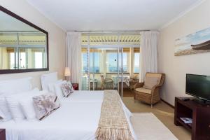 开普敦Villa Marina Guest House的卧室配有一张白色大床和电视。