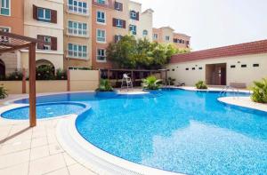 迪拜Discovery Gardens Haven Studio Units的公寓大楼游泳池的图片