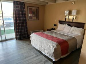 罗克福德Hotel Weston RFD的酒店客房设有一张床和一个大窗户