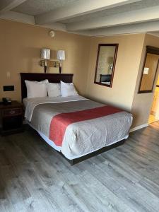 罗克福德Hotel Weston RFD的一间卧室配有一张大床和镜子
