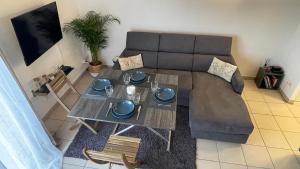 普罗旺斯地区萨隆Addis的客厅配有沙发和桌子